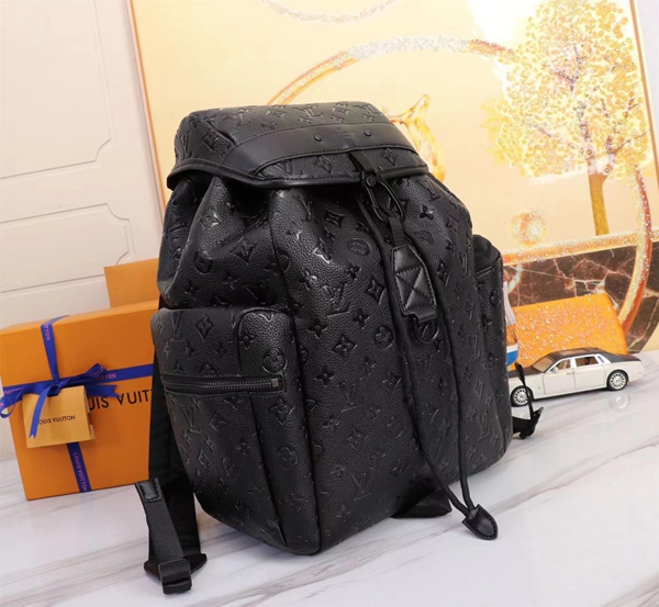 ルイヴィトンバッグ背面デザイン